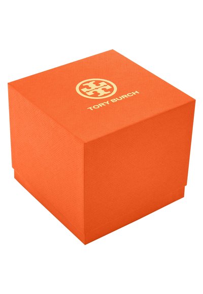Orange fyrkantig låda med en strukturerad yta, prydd med en gyllene "TORY BURCH"-logotyp och cirkulär emblem på toppen.