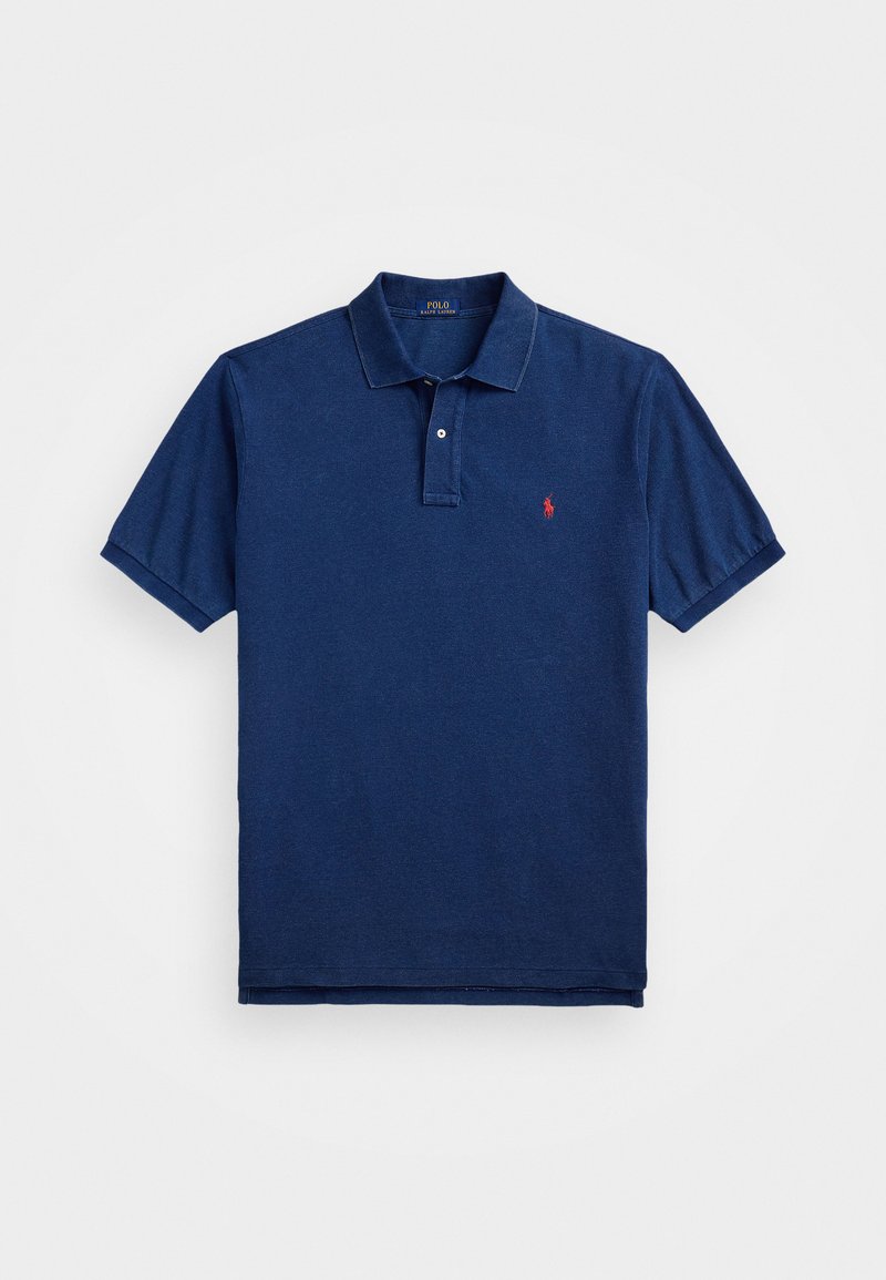 Tamno plava polo majica s okruglim ovratnikom, kratkim rukavima, kopčanjem na dva dugmeta i malim crvenim grbom na lijevoj strani prsiju. Lagani materijal.