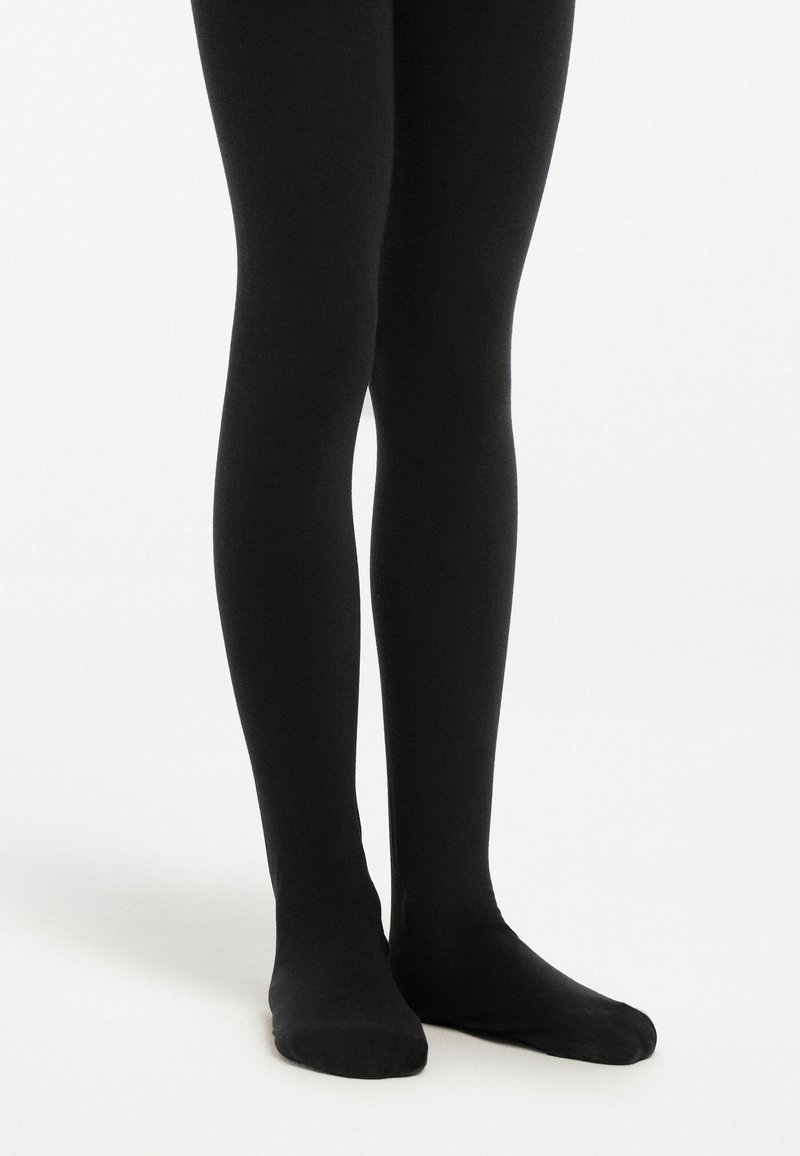 Collant neri realizzati in un materiale liscio ed elastico, che aderiscono perfettamente alle gambe. Nessun motivo o decorazione visibile. Lunghezza standard alla caviglia.