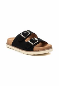Sandali scivolati in pelle scamosciata nera con due cinturini regolabili, fibbie argentate e una soletta color tan, dotati di una suola imbottita e una suola beige.