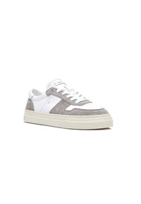 Sneaker in suede grigio e pelle bianca con punta arrotondata, suola in gomma e lacci piatti. Presenta un design testurizzato e un branding minimale.
