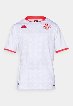 Vit kortärmad tröja med röda accenter. Materialet är lätt och har ett strukturerat mönster. Visar en logotyp på bröstet.