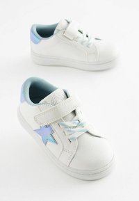 Sneakers bianchi con finitura testurizzata. Presentano un interno in rete blu, un accento a stella azzurro e una striscia in Velcro per la chiusura.