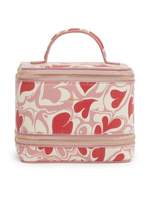 Astuccio cosmetico rettangolare rosa e bianco con motivi a cuore rossi, doppia cerniera dorata e manico superiore.