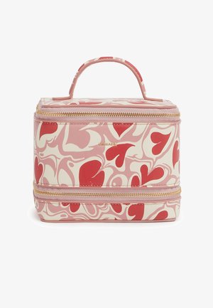 Astuccio cosmetico rettangolare rosa e bianco con motivi a cuore rossi, doppia cerniera dorata e manico superiore.