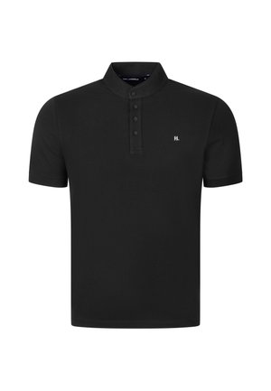 Zwart polohemd met korte mouwen, opstaande kraag en vier knopen, klein wit logo op de linkerborst.