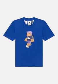 Kék rövid ujjú póló, előlapján pixeles Minecraft karakter látható, fekete és lila Adidas ruházatban.