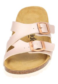 Helle rosa Leder-Sandale mit zwei verstellbaren Riemen und kupferfarbenen Schnallen; das Fußbett verfügt über eine Wildleder-Oberfläche und eine Korksohle.