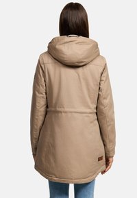Beige Parka-Jacke mit Kapuze, tailliertem Schnitt und strukturiertem Stoff. Mit einem Markenpatch auf der unteren linken Seite.