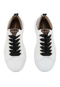Sneakers bianchi in pelle con lacci neri, occhielli dorati e un accentuato testo alla caviglia. Suola piatta e design con punta rotonda.