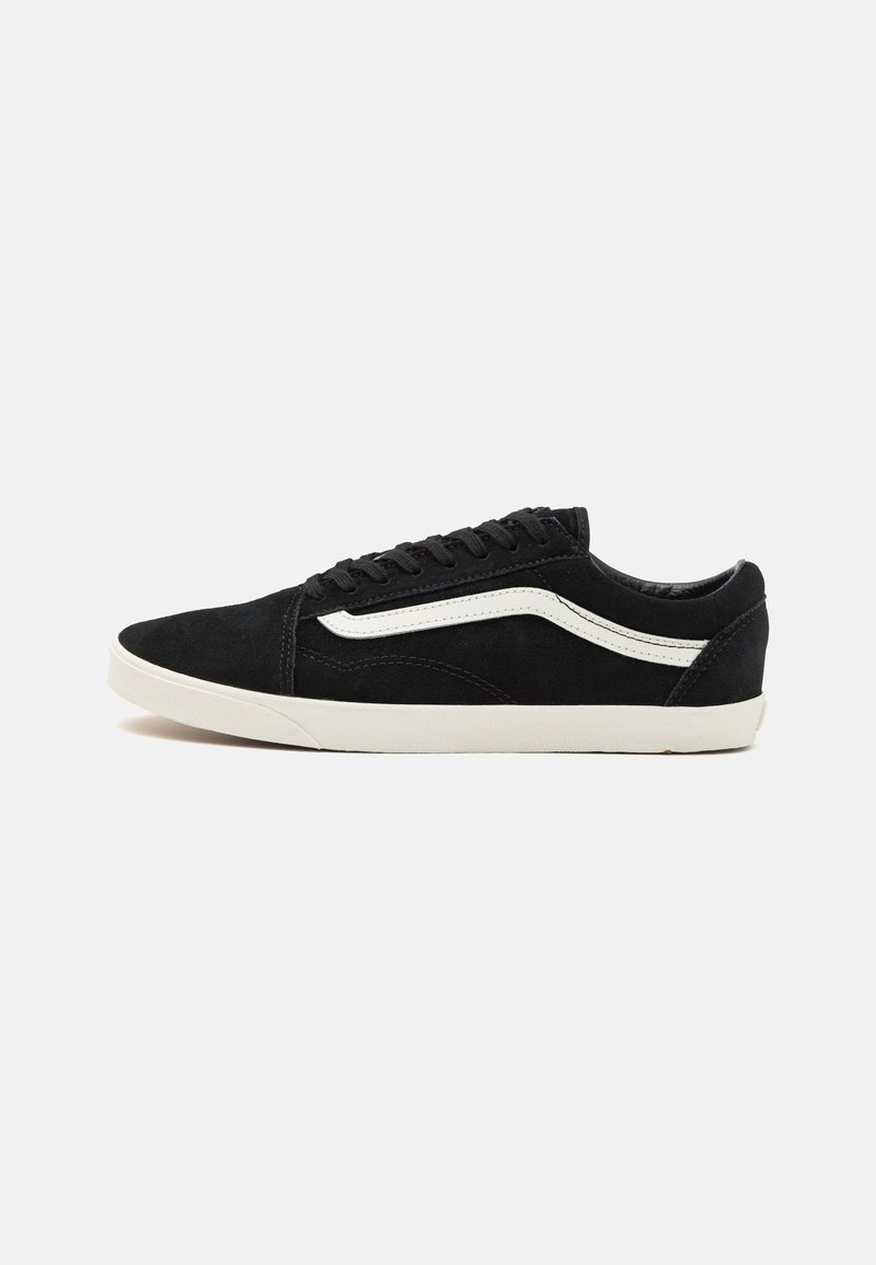 Sneaker nere in suede con una striscia bianca laterale, punta rotonda e suola piatta in gomma. Design classico con lacci e tessuto texture.