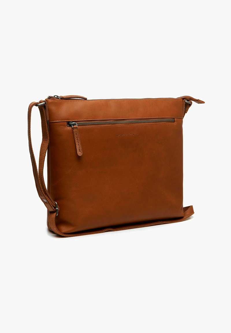 Borsa a tracolla in pelle marrone con chiusura con zip, tracolla regolabile e tasca frontale. Texture liscia e forma rettangolare con linee pulite.