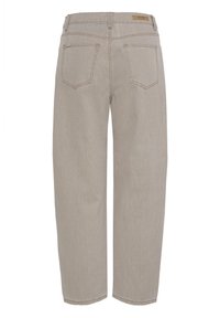 Jean beige clair à jambes droites avec deux poches arrière, coutures visibles, passants pour ceinture et une petite étiquette de marque marron sur la ceinture.