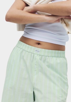 Lysegrønne shorts med striber, lavet af blødt stof, med elastisk talje og gylp med knapper samt et diskret logo på taljen.