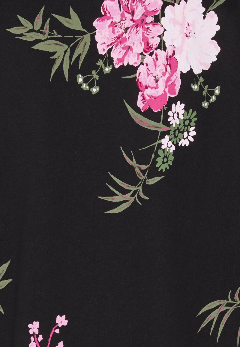 Tissu noir avec des motifs floraux roses et blancs, des feuilles vertes et de petites fleurs blanches, présentant des textures et des couleurs variées.