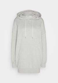 Sudadera con capucha en gris claro. Cuenta con un bolsillo frontal, cordón y puños acanalados. Hecha de material suave y texturizado. Diseño informal.