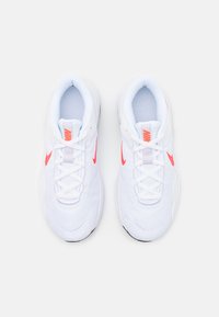 Nike Performance LEGEND ESSENTIAL 3 - Tenisice za trening - white/bright crimson/black/barely grape/metallic silver