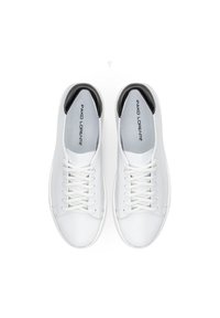 Białe skórzane sneakersy z czarnymi akcentami, okrągłym noskiem i płaskimi sznurowadłami. Miękka podszewka i wyściełany kołnierz, z marką "Pako Lorente" na wkładkach.