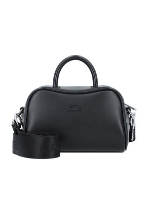 Sac en cuir noir au design arrondi, avec deux poignées supérieures et une bandoulière amovible arborant une marque en relief. Accents en métal argenté.