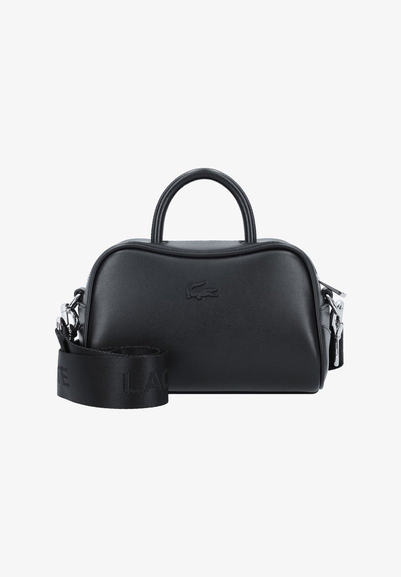 Sac en cuir noir au design arrondi, avec deux poignées supérieures et une bandoulière amovible arborant une marque en relief. Accents en métal argenté.