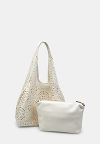 Hvid tote bag med laserudskåret blomsterdesign og en mindre matchende pung. Begge lavet af struktureret kunstlæder.