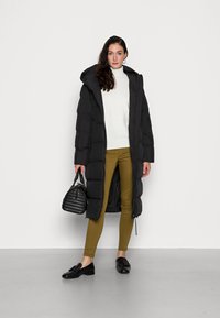 Marks & Spencer JEGGINGS - Calças de ganga de corte skinny - chartreuse