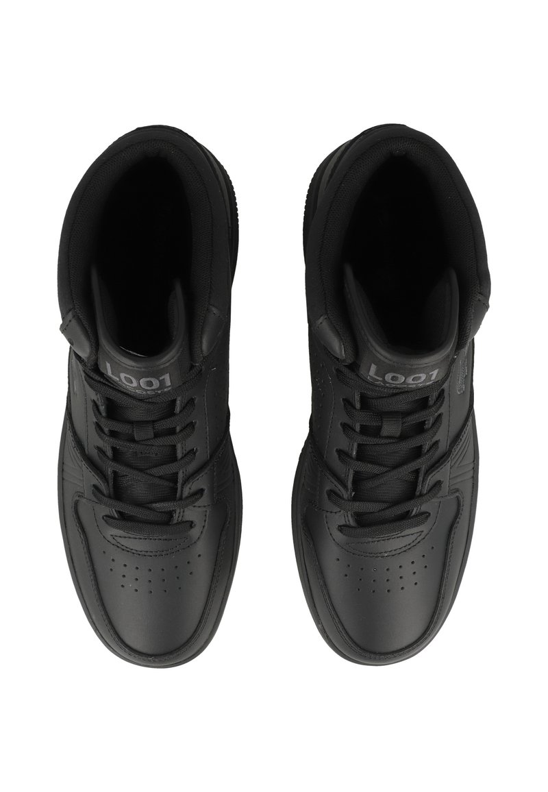 Baskets montantes noires en cuir lisse, à lacets, avec une zone perforée au niveau des orteils, un logo embossé et un col rembourré pour le confort.