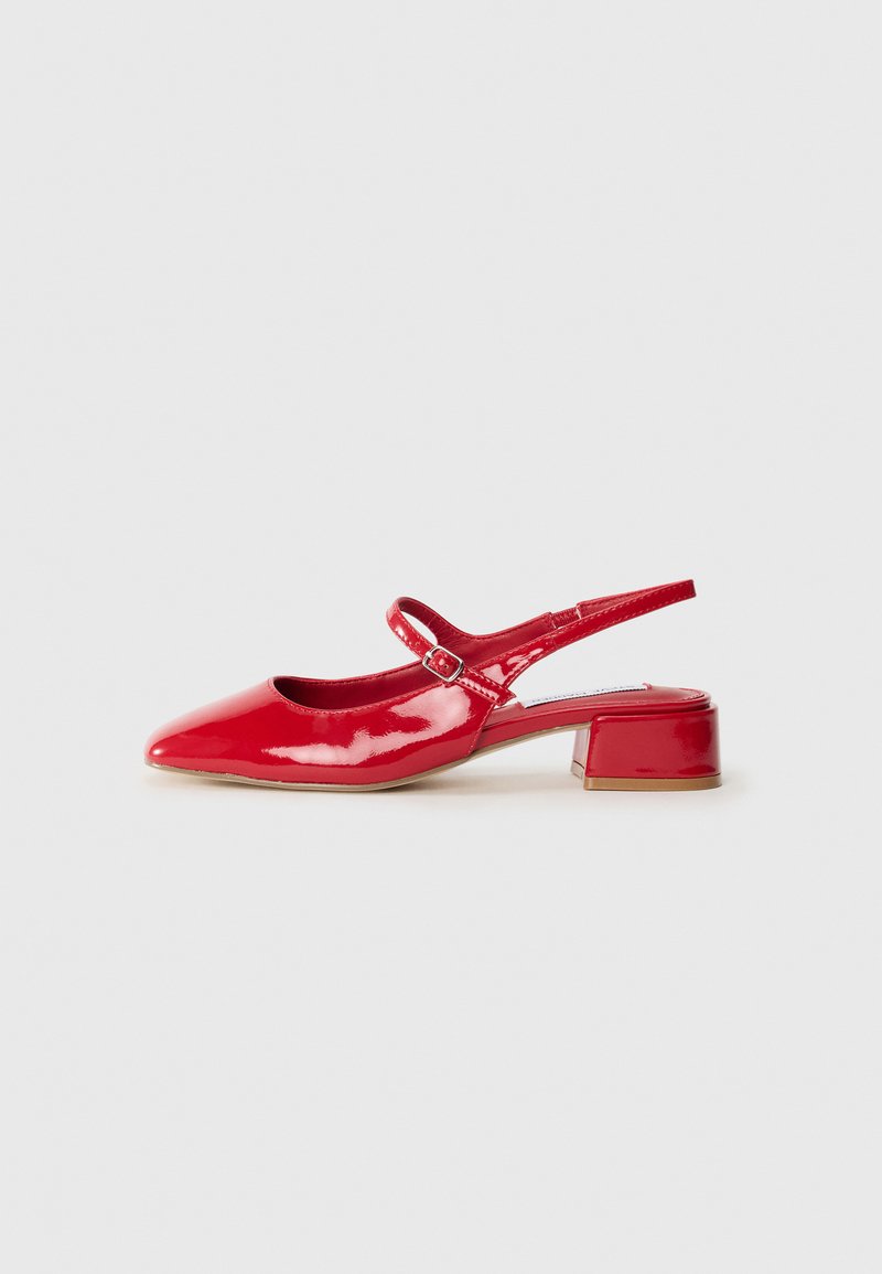 Røde patentlærre sko med slingback, spiss tå, en stropp med spenne, og en lav firkantet hæl. Jevn tekstur og blank overflate.
