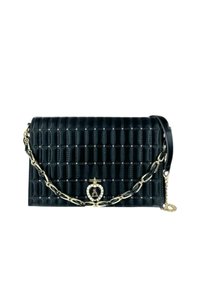 Borsa a tracolla in pelle trapuntata nera con catena dorata e dettaglio hardware a forma di cuore. Forma rettangolare con una texture liscia e un motivo visibile.