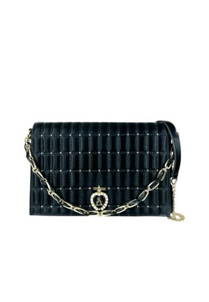 Borsa a tracolla in pelle trapuntata nera con catena dorata e dettaglio hardware a forma di cuore. Forma rettangolare con una texture liscia e un motivo visibile.
