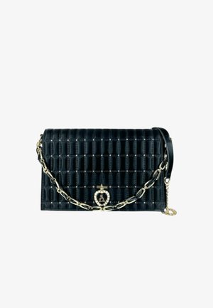 Borsa a tracolla in pelle trapuntata nera con catena dorata e dettaglio hardware a forma di cuore. Forma rettangolare con una texture liscia e un motivo visibile.