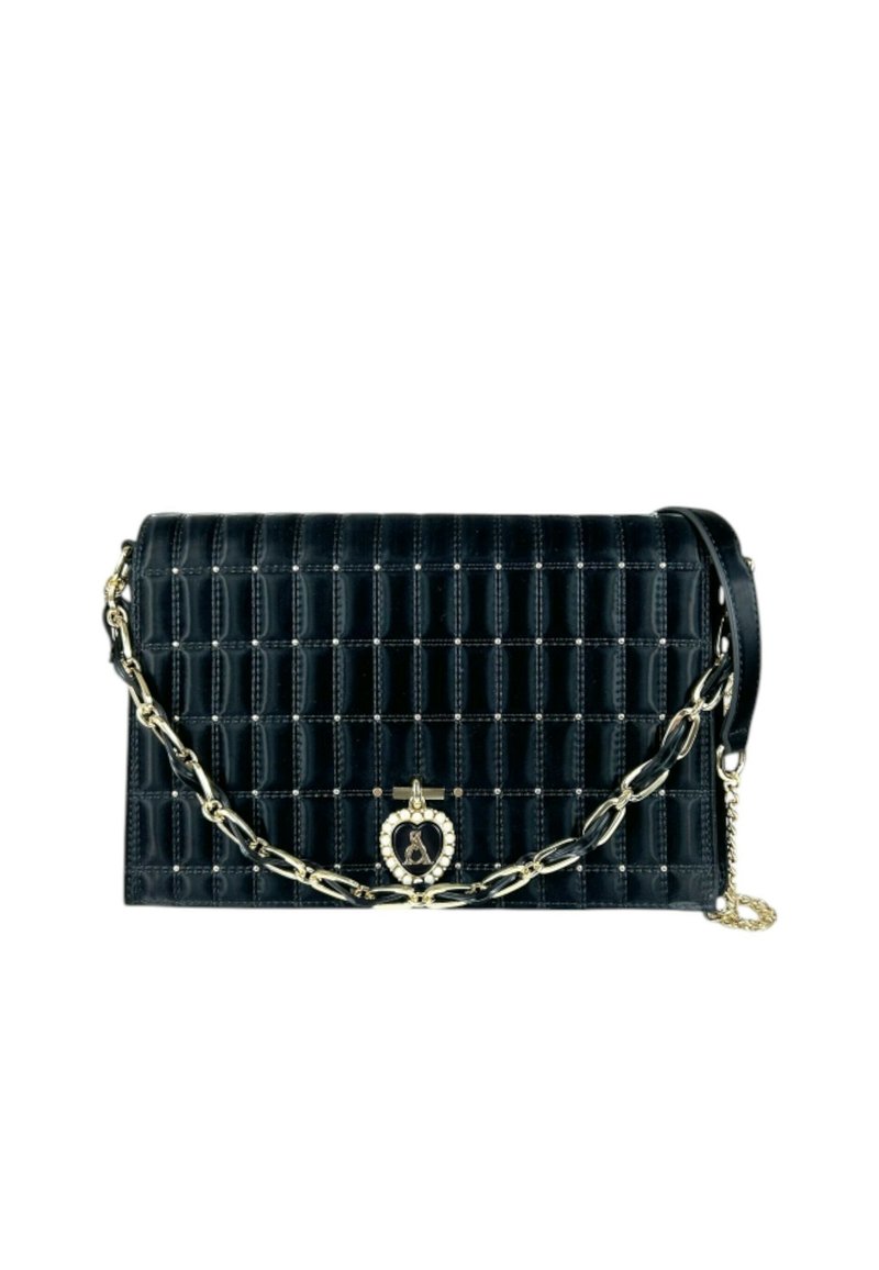 Borsa a tracolla in pelle trapuntata nera con catena dorata e dettaglio hardware a forma di cuore. Forma rettangolare con una texture liscia e un motivo visibile.
