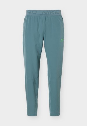 Τιρκουάζ αθλητικό παντελόνι Nike Pro με ελαστική μέση και νεον πράσινο λογότυπο Nike στο πάνω αριστερό μηρό.