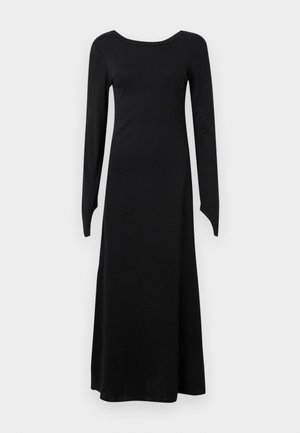 Vestido preto de mangas longas feito de tecido elástico, com decote em forma de barco, corpete ajustado e saia larga que se estende até os tornozelos.