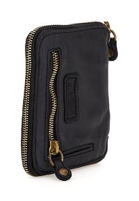 Portafoglio in pelle nera con cerniere dorate, una tasca aperta e etichetta del brand cucita sul fronte, in posizione eretta su sfondo bianco.