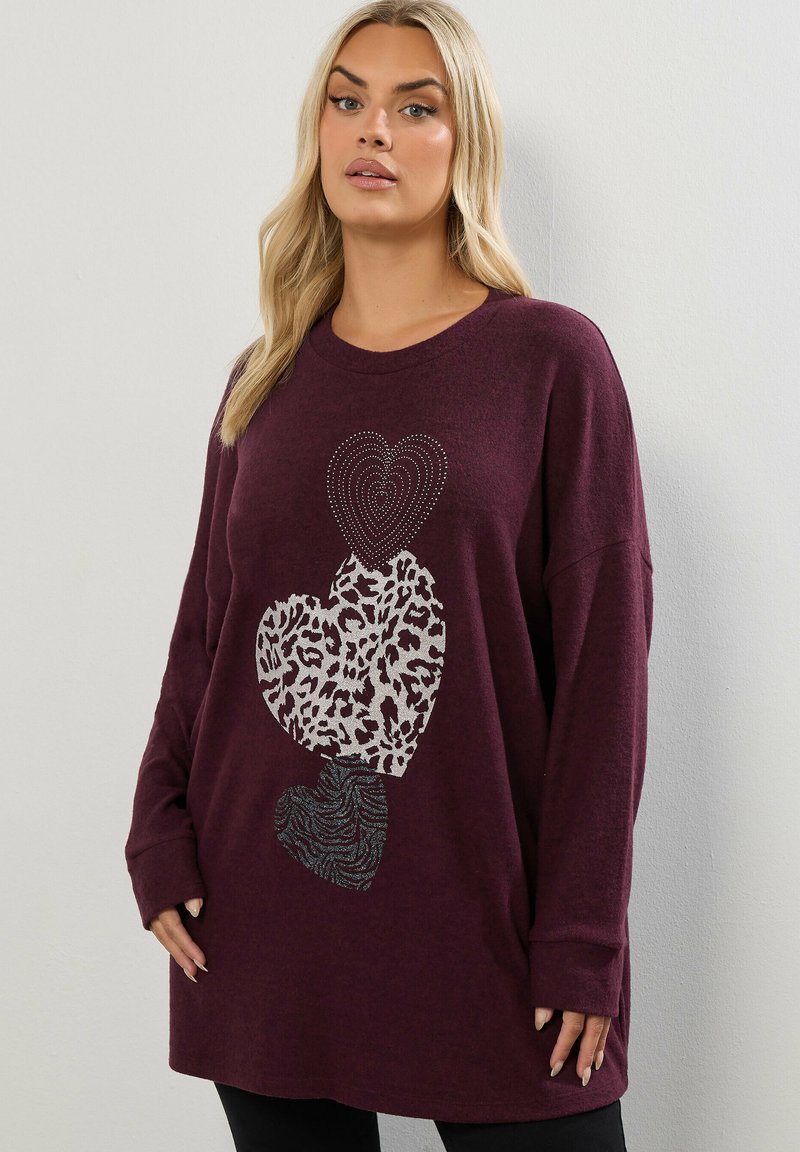 Överdimensionerad burgundy sweatshirt med tre dekorativa hjärtan: ett i silverpaljetter, ett i leopardmönster, ett i zebramönster. Mjuk textur.