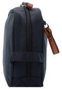 Borsa nera in tessuto con superficie texturizzata, dotata di una zip centrale, dettagli in pelle marrone e una maniglia laterale per un facile trasporto.