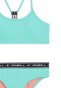 Bikiny top v aquamarínovej farbe s tenkými ramienkami; zodpovedajúce spodné nohavičky majú čierny pás so značkou a akcenty v koralovej farbe. Hladká textúra po celom obvode.
