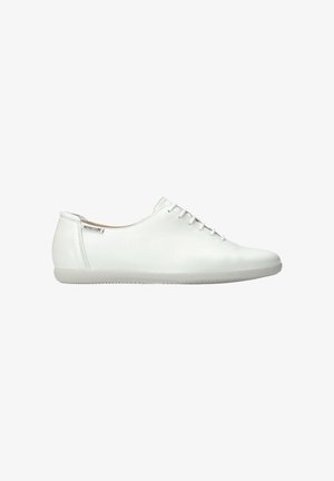 Chaussure décontractée en cuir blanc à lacets avec semelle profilée basse, couture latérale et petite étiquette de marque près du talon.