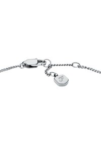 Bracciale in argento con chiusura a granchio e un piccolo ciondolo esagonale con una lettera "F" incisa. Texture liscia e finitura lucida.