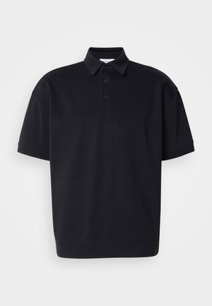 Sort polo shirt lavet af bomuldsblandingsstof, med spids krave, tre-knaps placket og korte ærmer. Enkelt design med en afslappet pasform.
