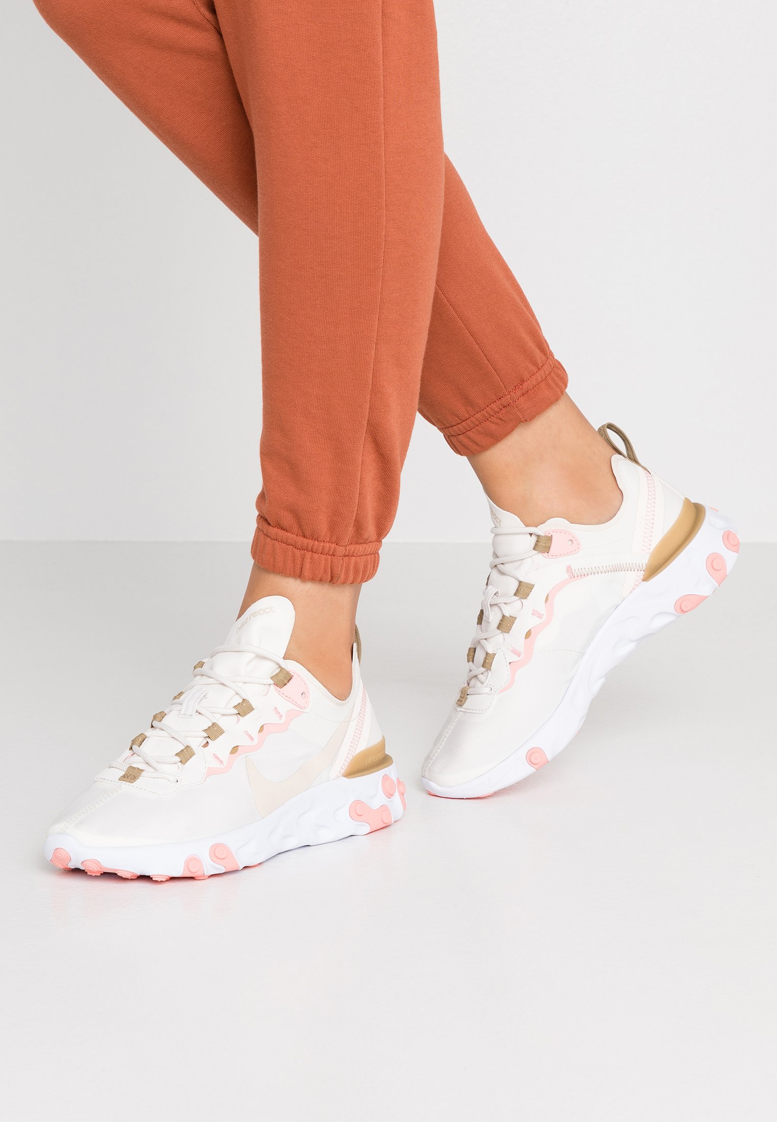 Nike Sportswear React 55 Sneaker Low Phantom Light Orewood Brown Parachute Beige Beige Zalando De Nike Sportswear React 55 Sneaker Low Phantom Light Orewood Brown Parachute Beige Beige Zalando De