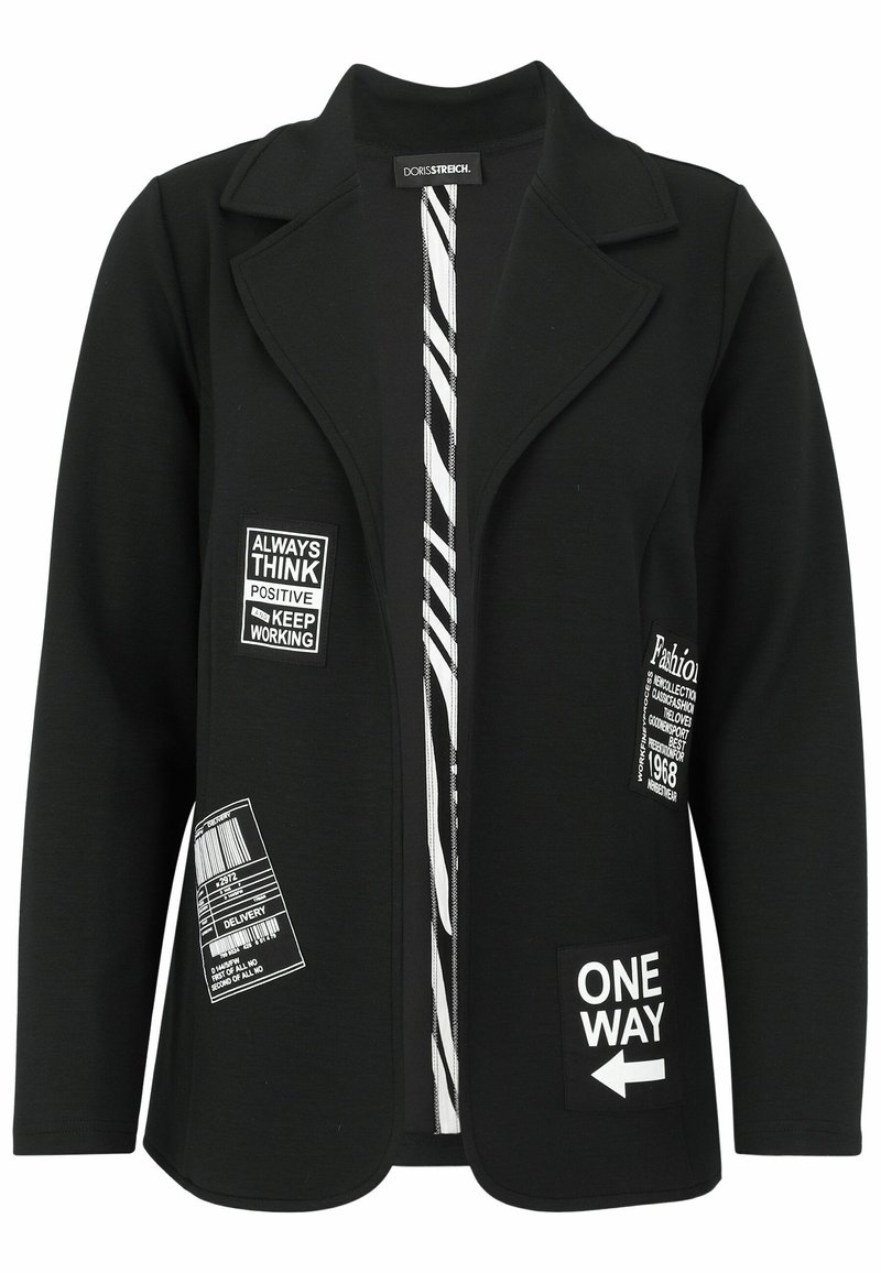 Schwarze Jacke mit strukturiertem Design, versehen mit einem geknoteten Kragen und verschiedenen weißen Graphics-Patches. Hergestellt aus einem glatten, dehnbaren Material.