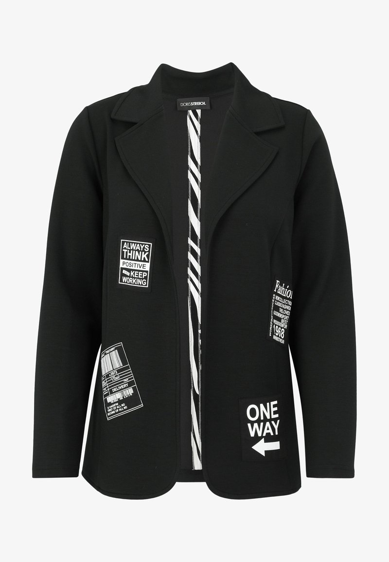 Schwarze Jacke mit strukturiertem Design, versehen mit einem geknoteten Kragen und verschiedenen weißen Graphics-Patches. Hergestellt aus einem glatten, dehnbaren Material.