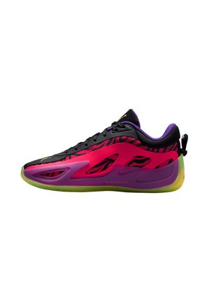 Scarpa da ginnastica bassa con tomaia nera e rosa, strisce zebrate, suola viola e verde e un tirante sul tallone.