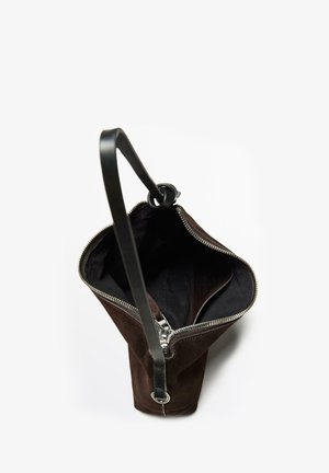 Sac à main en suede marron avec une bandoulière en cuir noir et une fermeture éclair, présentant un intérieur spacieux et un design structuré et effilé.