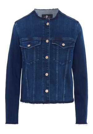Veste en denim bleu foncé avec un col rond, deux poches poitrine, boutons sur le devant et ourlet effiloché. Stylée avec des coutures verticales et une coupe classique.