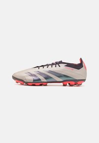 Crampon de football avec un dessus gris, présentant des rayures bleu irisé. Lacets noirs, accents roses et surface texturée. Semelle à crampons pour une meilleure traction.