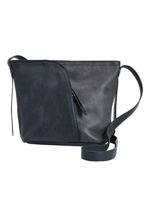 Czarna torebka na ramię z panelami z teksturowanej i gładkiej skóry oraz długim, regulowanym paskiem na białym tle.