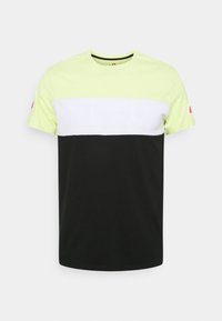 Camiseta de algodón en bloques de color verde, blanco y negro. Presenta un cuello redondo y mangas cortas, con un logo en la manga izquierda.